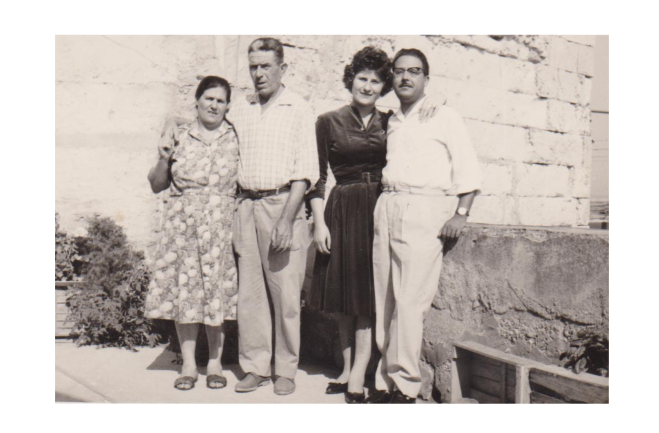 Giuseppina e Filippo Vitiello insieme alla figlia Anna ed al marito Elio Murru Maresciallo degli Agenti di Custodia nella C.R. Asinara